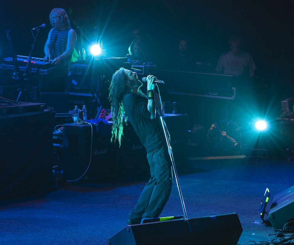 Jonathan Davis z Korn śpiewa na scenie. O najlepszym nu metalowym albumie według fanów przeczytasz na EskaRock.