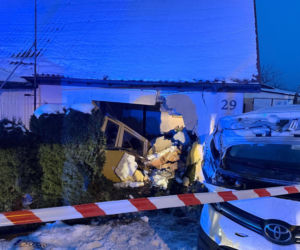 Samochód osobowy wjechał w dom w Płocku. Są ranni