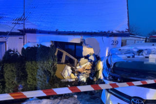 Samochód osobowy wjechał w dom w Płocku. Są ranni