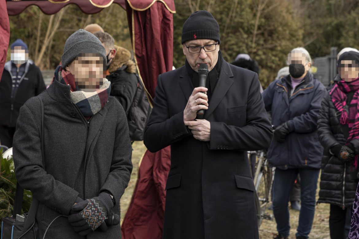 Pogrzeb Antoniego Gucwińskiego, złożenie trumny do grobu.