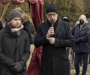 Pogrzeb Antoniego Gucwińskiego, złożenie trumny do grobu.