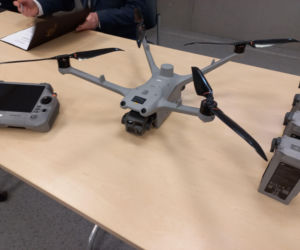 Policyjny dron nad niebezpiecznym skrzyżowaniem w Lesznie. Posypały się mandaty