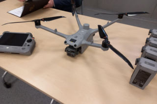 Policyjny dron nad niebezpiecznym skrzyżowaniem w Lesznie. Posypały się mandaty