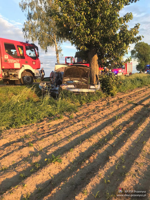 Przasnysz. ROZTRZASKAŁ audi o drzewo! 20-latek zginął na miejscu!