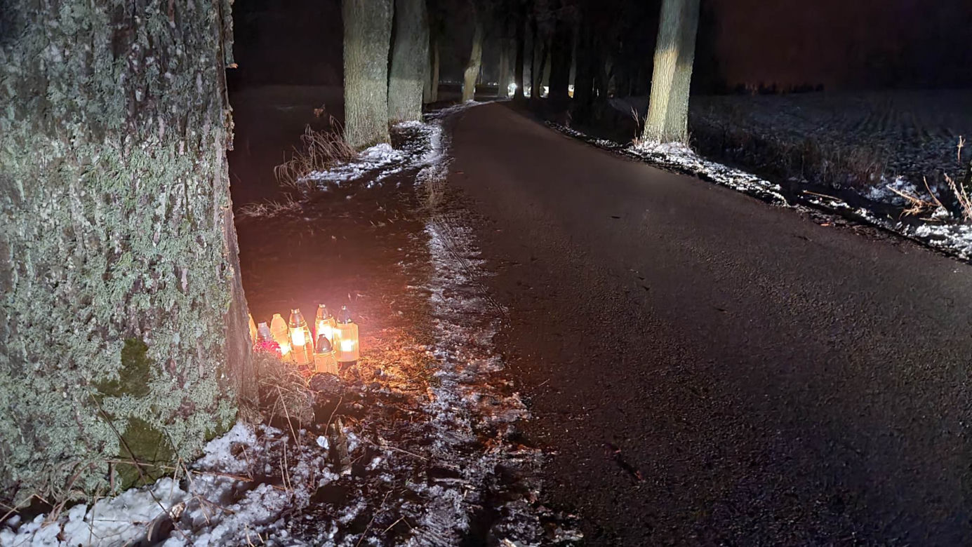 Pod Węgorzewem 25-latka rozbiła się na drzewie. Na miejscu tragedii płoną znicze
