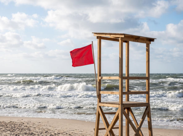Sinice Kołobrzeg. Czy w Kołobrzegu można się kąpać 27.07? Flaga, warunki pogodowe