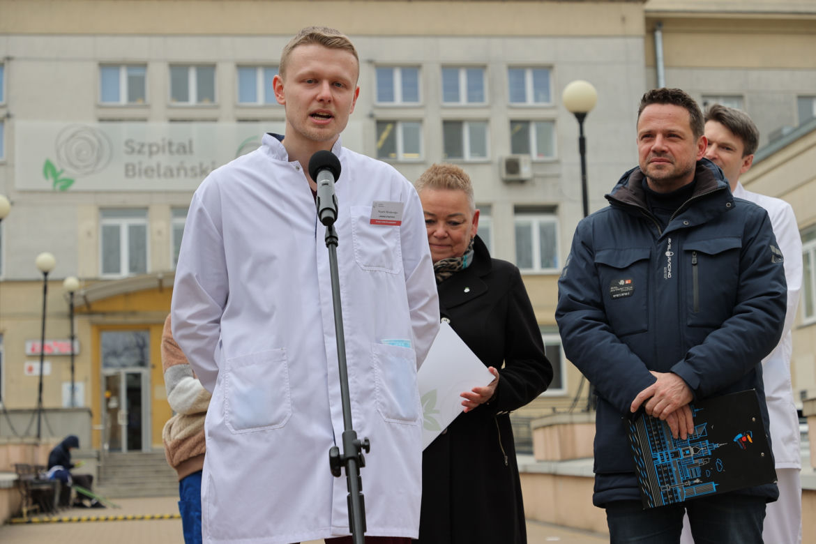 Warszawa zatrudnia medyków z Ukrainy. Konferencja Rafała Trzaskowskiego pod Szpitalem Bielańskim.