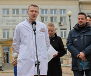 Warszawa zatrudnia medyków z Ukrainy. Konferencja Rafała Trzaskowskiego pod Szpitalem Bielańskim.