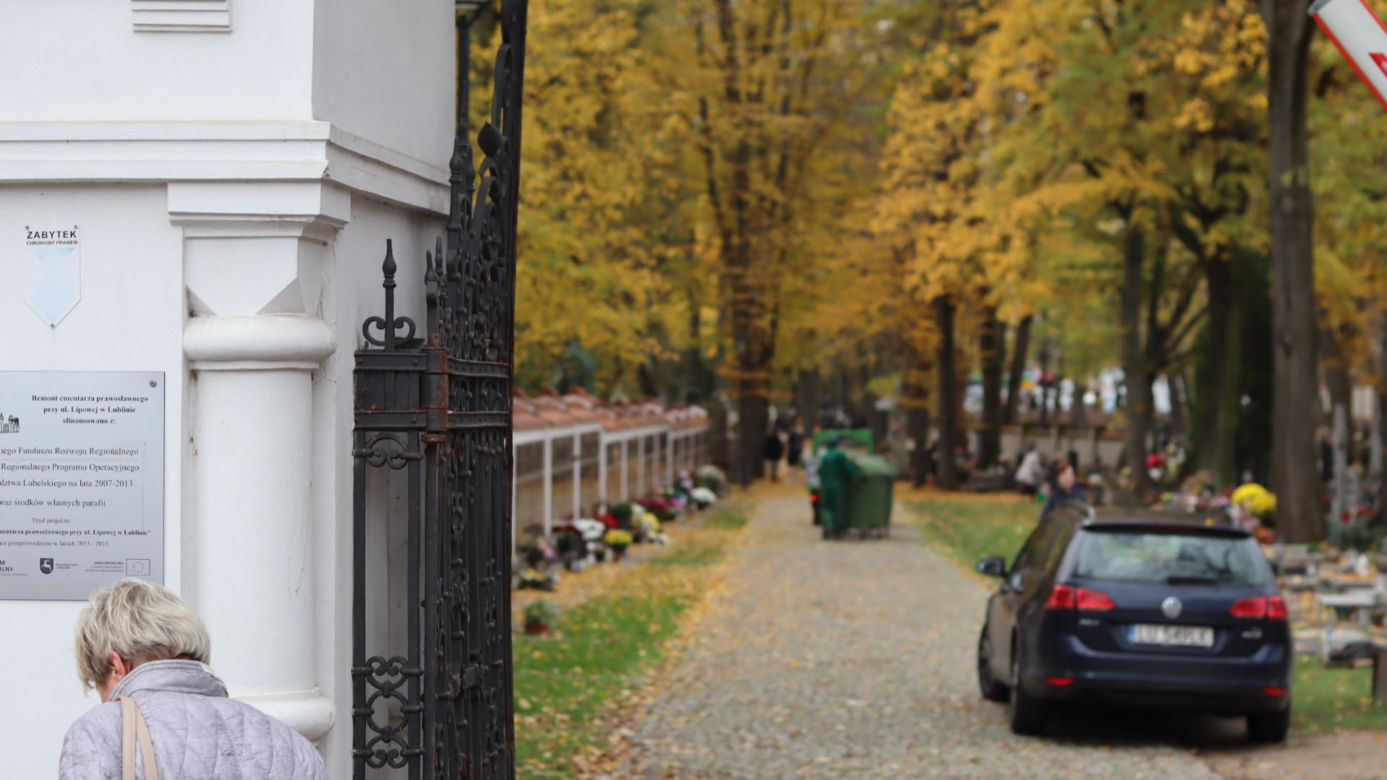 Trwają ostatnie przygotowania. Lublinianie sprzątają groby na 1 listopada