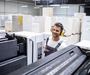 Jak skutecznie ograniczać hałas w hali produkcyjnej?