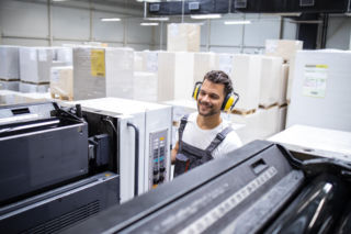 Jak skutecznie ograniczać hałas w hali produkcyjnej?