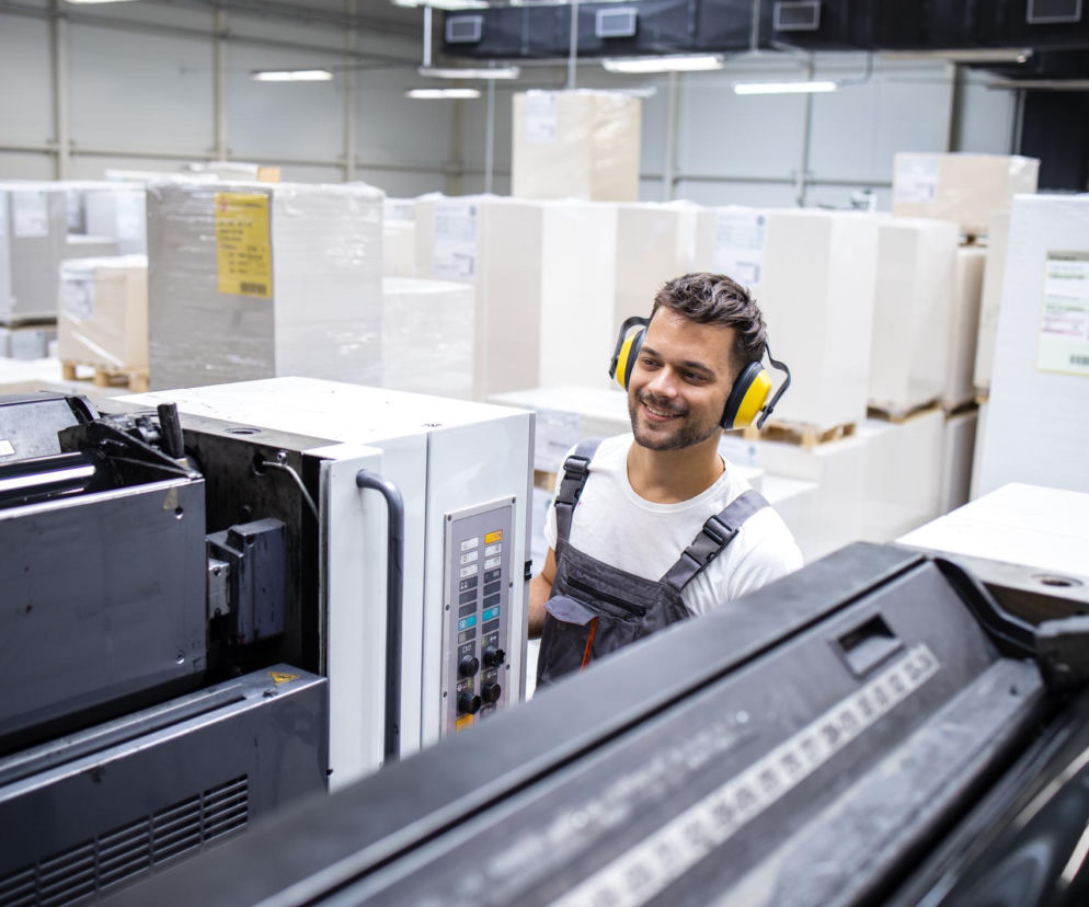 Jak skutecznie ograniczać hałas w hali produkcyjnej?