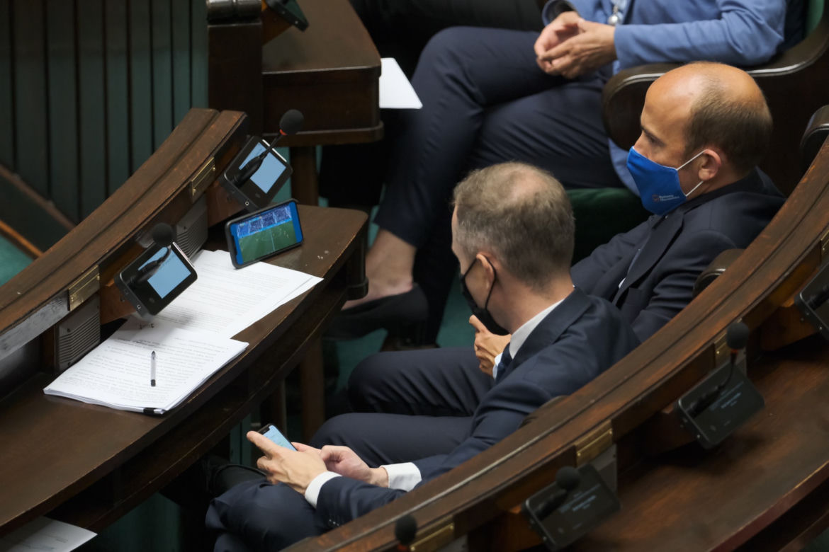 Posłowie oglądają mecz