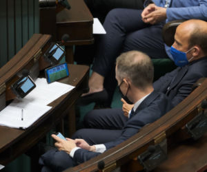 Posłowie oglądają mecz