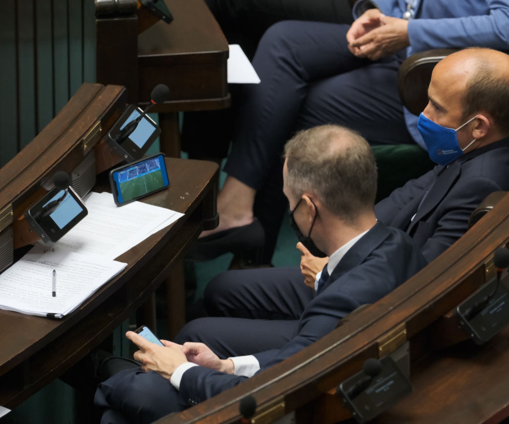 Posłowie oglądają mecz