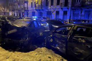 Totalna DEMOLKA na warszawskiej Pradze. Jechał i rozbijał jedno auto po drugim na Stalowej