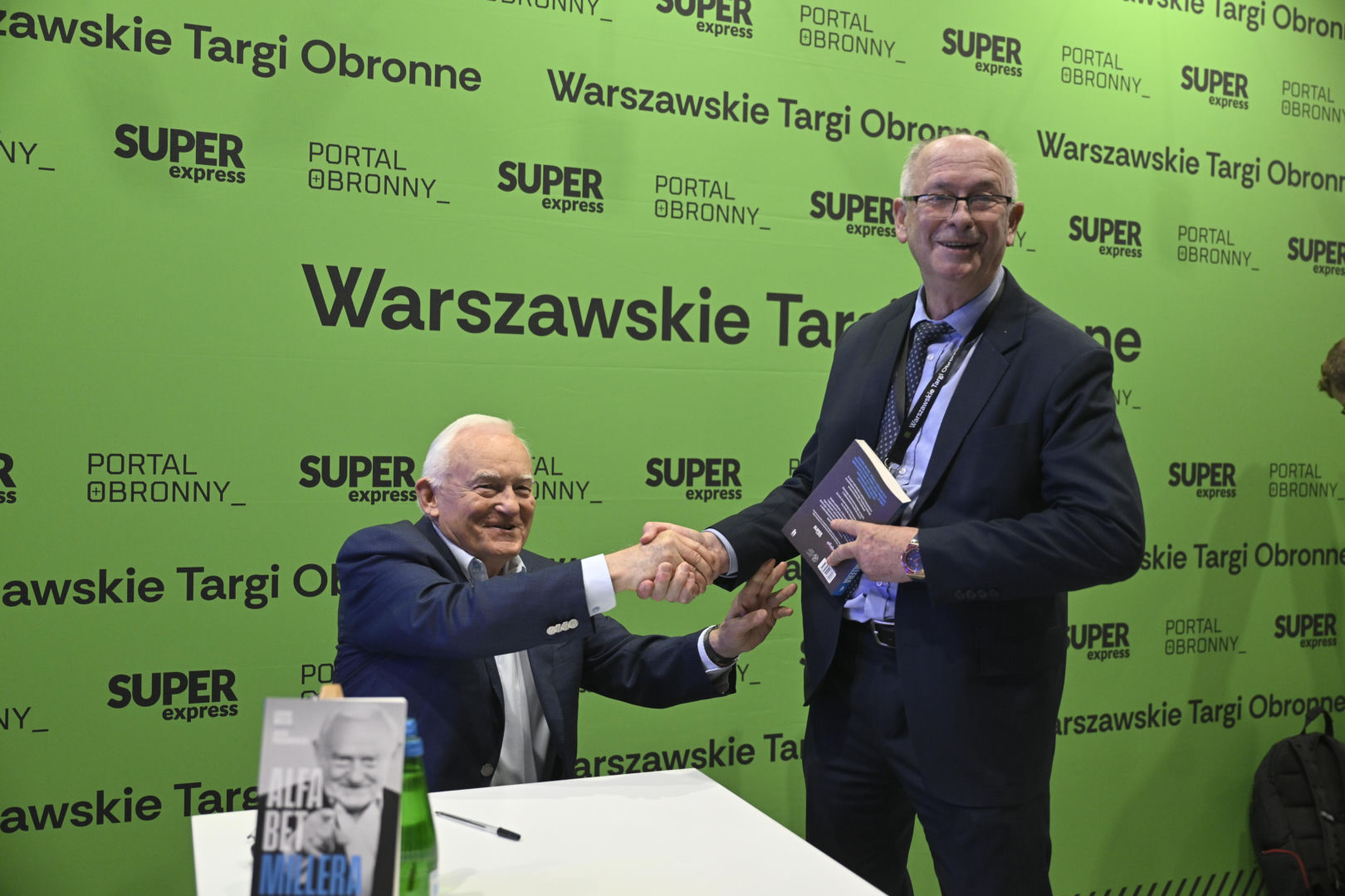 Były premier Leszek Miller na warszawskich Targach Obronnych