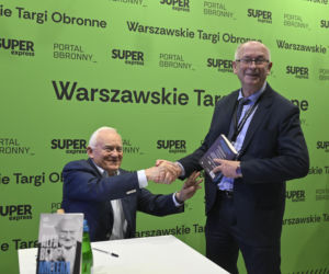 Były premier Leszek Miller na warszawskich Targach Obronnych