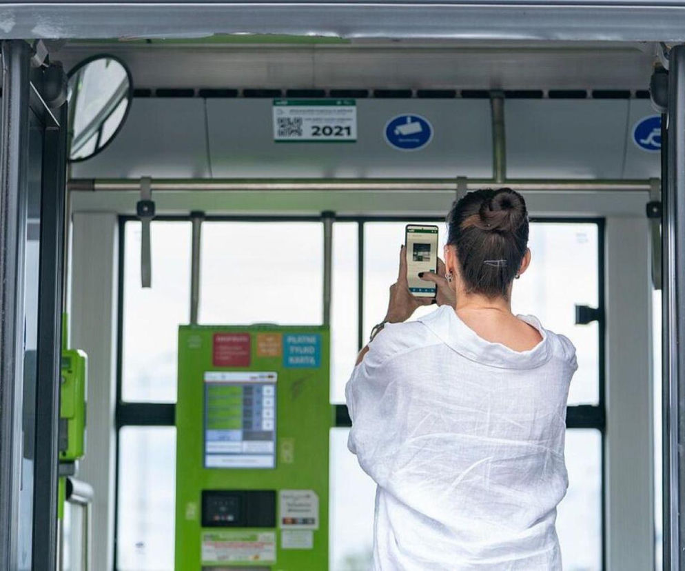 Nasz Olsztyn coraz bliżej. Kody QR w autobusach i tramwajach. Nowa aplikacja dla mieszkańców