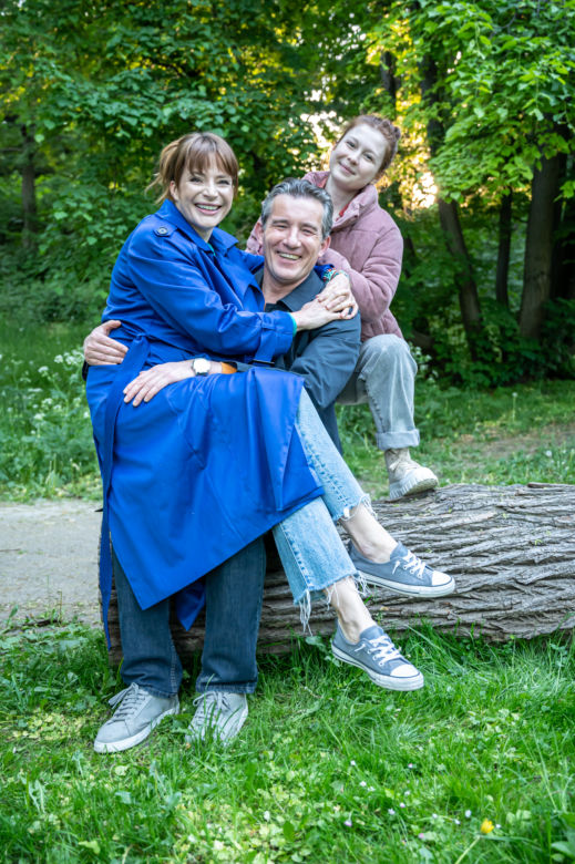 Lulu. Lulu (Anna Dereszowska), jej córka (Weronika Wachowska) i mąż (Przemysław Sadowski)