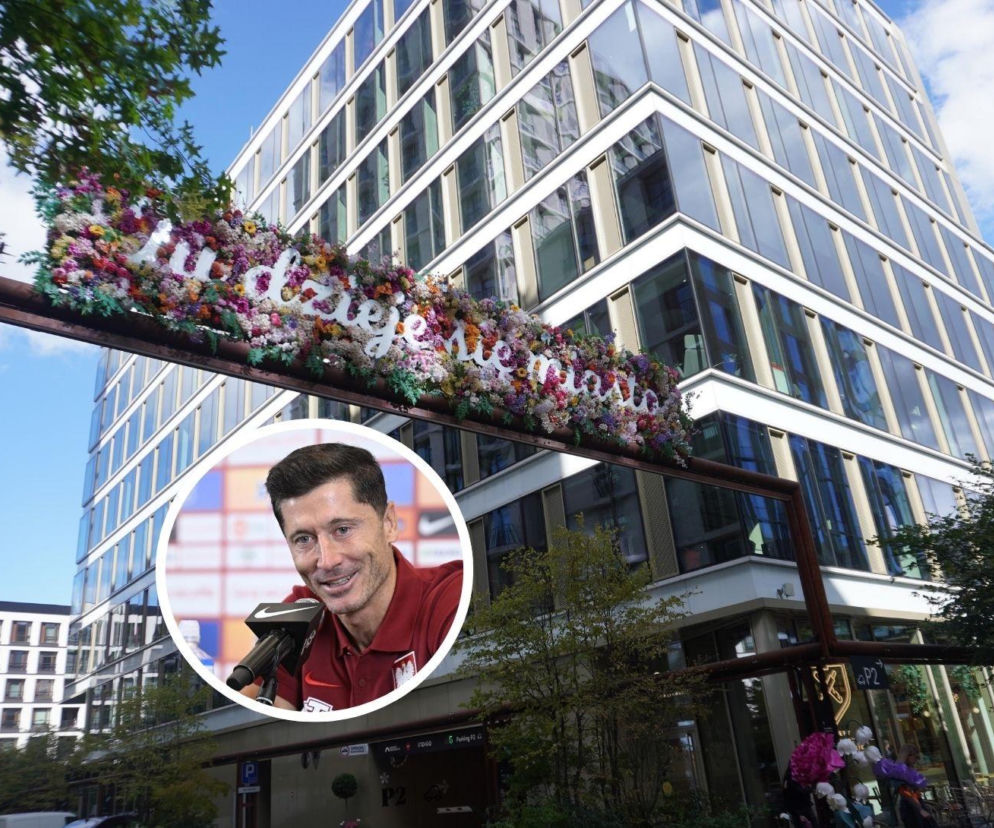 Nowoczesny biurowiec w Browarach Warszawskich z napisem Tu dzieje się miasto. Na miniaturze Robert Lewandowski. Czytaj w SE.