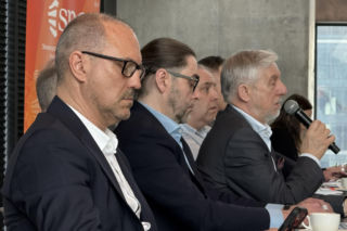 Branża cementowa, prezesi i członkowie zarządu spółek produkujących cement rozmawiali z mediami o wyzwaniach z jakimi mierzy się branża. Wszyscy są zrzeszeni w Stowarzyszeniu Producentów Cementu