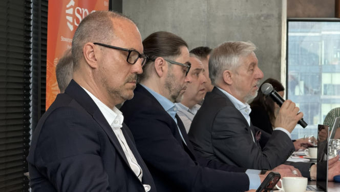 Branża cementowa, prezesi i członkowie zarządu spółek produkujących cement rozmawiali z mediami o wyzwaniach z jakimi mierzy się branża. Wszyscy są zrzeszeni w Stowarzyszeniu Producentów Cementu