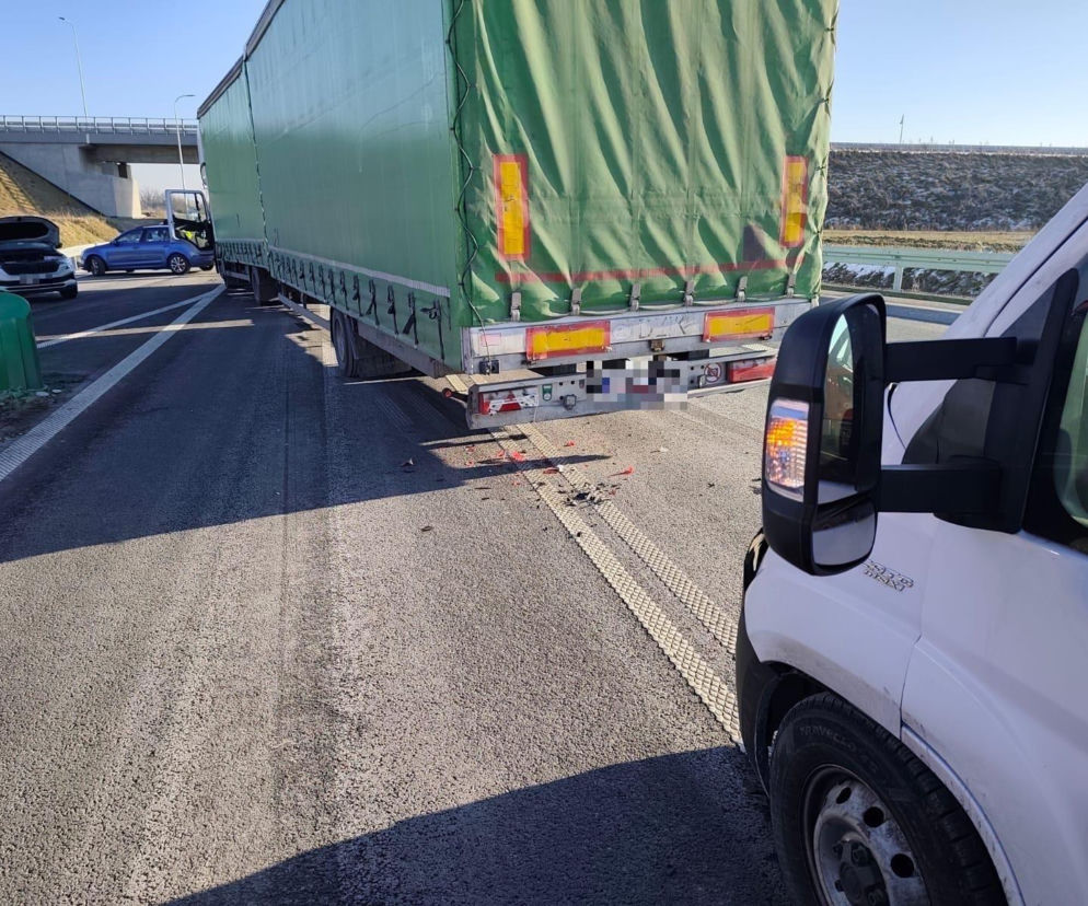 Groźny manewr kobiety na skrzyżowaniu ruchliwych dróg niedaleko Gostynia. Jechała z małymi dziećmi