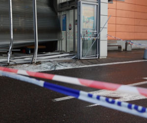 Gdańsk: Autem STARANOWALI drzwi galerii handlowej. OKRADLI jubilera i uciekli