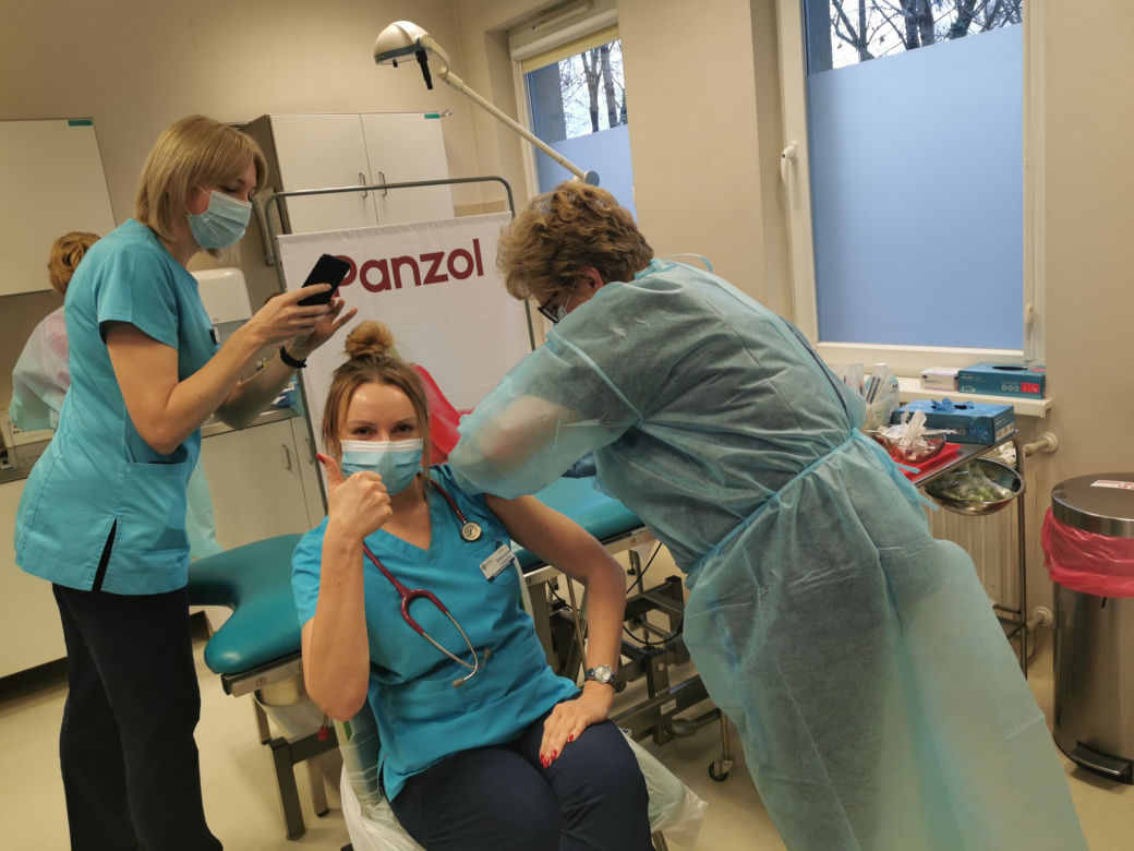 Szpital w Ostrowie rozpoczął szczepienia przeciw COVID-19