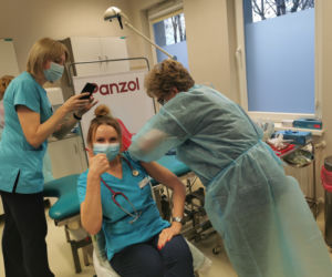 Szpital w Ostrowie rozpoczął szczepienia przeciw COVID-19