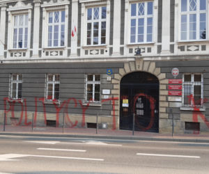 Budynek urzędu miasta w Tarnowie oszpecony!