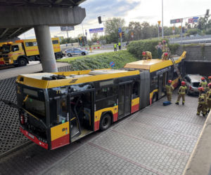 Autobus miejski wjechał w przejście podziemne przy Dworcu Zachodnim