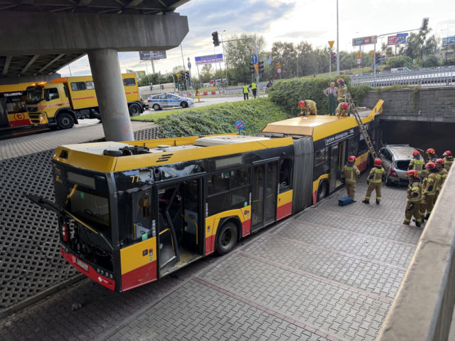 Autobus miejski wjechał w przejście podziemne przy Dworcu Zachodnim