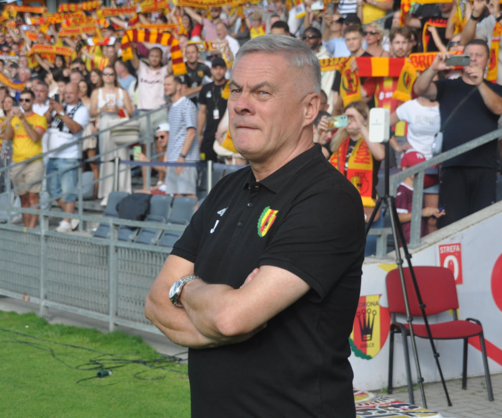 Trener Jacek Zieliński stoi ze skrzyżowanymi rękami na stadionie. O zwolnieniach w Ekstraklasie czytaj w SE Supersport.