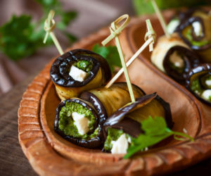 Roladki z bakłażana z pesto i mozzarellą: przepis na pyszną przystawkę