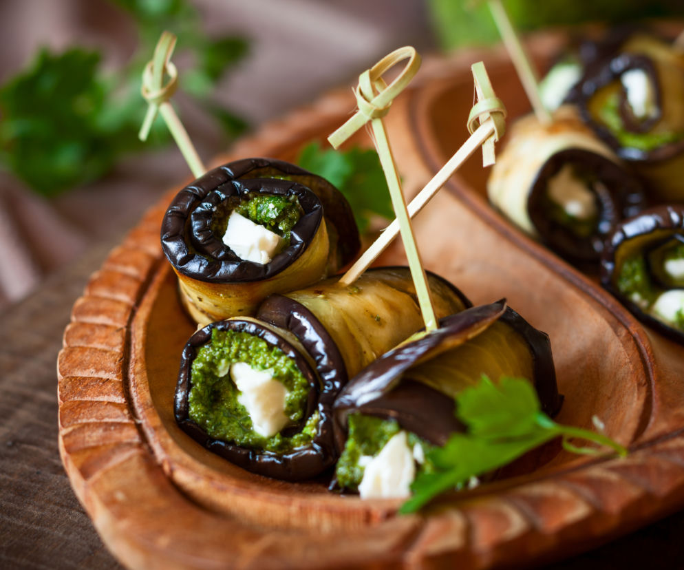 Roladki z bakłażana z pesto i mozzarellą: przepis na pyszną przystawkę