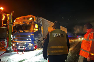 Polska sparaliżowana przez śnieg! Zamknięte drogi wojewódzkie, utrudnienia na S7 i kolei