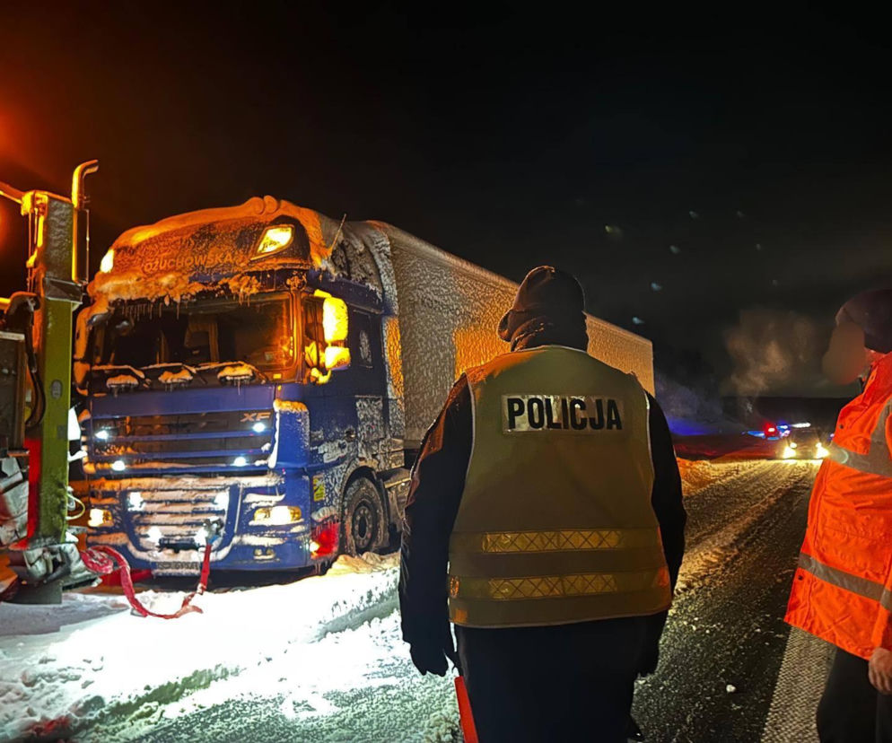 Polska sparaliżowana przez śnieg! Zamknięte drogi wojewódzkie, utrudnienia na S7 i kolei