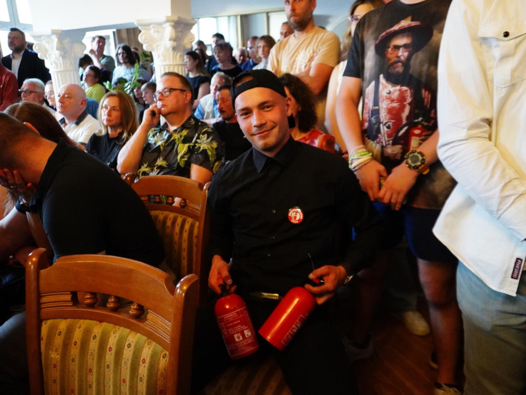 Tłumy na spotkaniu z Grzegorzem Braunem w Tarnowie. Mieszkańcy przynieśli gaśnice