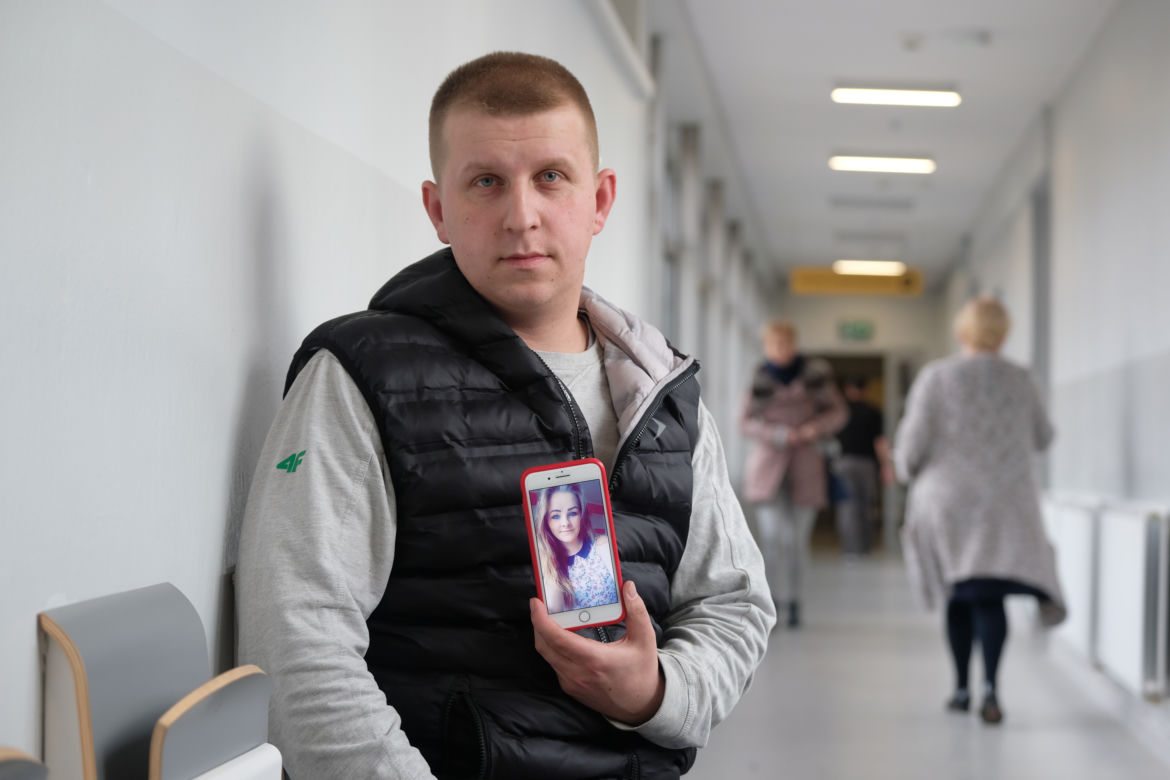 Do szpitala przyszła sama. Teraz rusza tylko oczami.