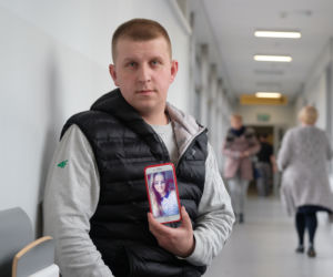 Do szpitala przyszła sama. Teraz rusza tylko oczami.