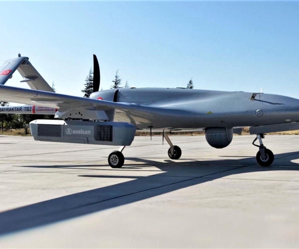 Dron Bayraktar TB2 z nowym zasobnikiem Aselsan na lotnisku. O testach drona przeczytasz na SE Portal Obronny.