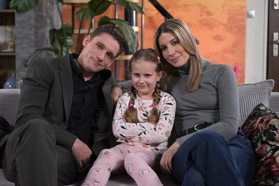Pierwsza miłość. Oskar (Filip Gurłacz), Kalina (Magdalena Wieczorek), Marlenka (Amelia i Emilia Baranowskie)
