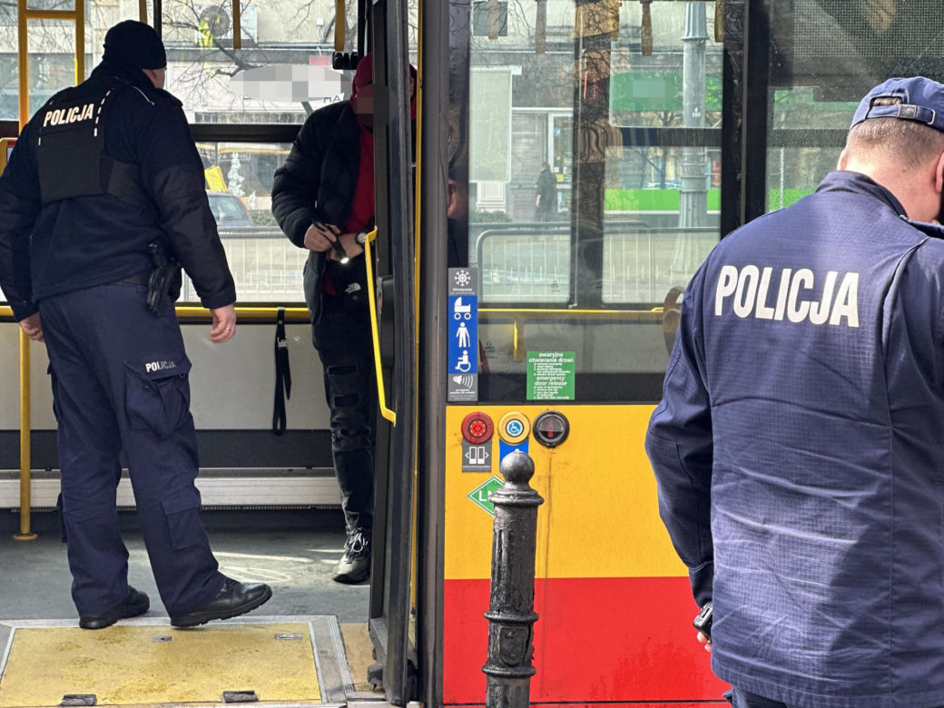 Dramat w centrum stolicy. Ktoś ostrzelał autobusy i tramwaj. Trwają poszukiwania sprawcy