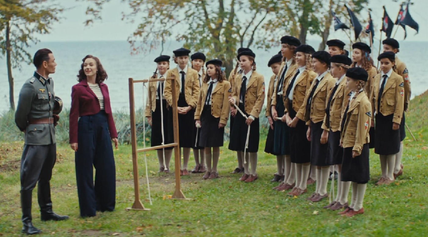 Zatoka szpiegów 2, odcinek 14. Franz (Bartosz Gelner), Eva (Sonia Mietielica), czwarta z lewej wśród dziewcząt Jadzia (Ninel Kos)