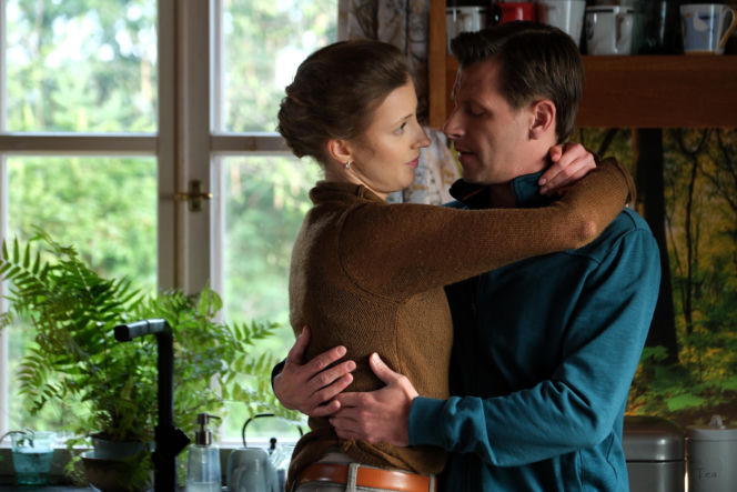 M jak miłość odc. 1941. Natalka (Dominika Suchecka), Adam Karski (Patryk Szwichtenberg)