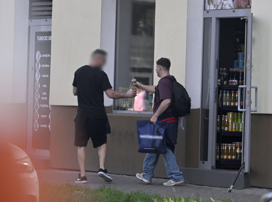 Daniel Martyniuk ładnie się bawi w Warszawie. Mamy fotki