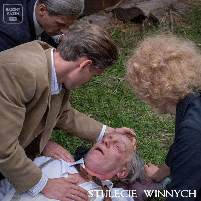 Stulecie Winnych 4 odc. 49. Władek (Arkadiusz Janiczek), Jasiek (Patryk Szwichtenberg), Tomek (Filip Gurłacz), Basia (Kamila Bujalska)