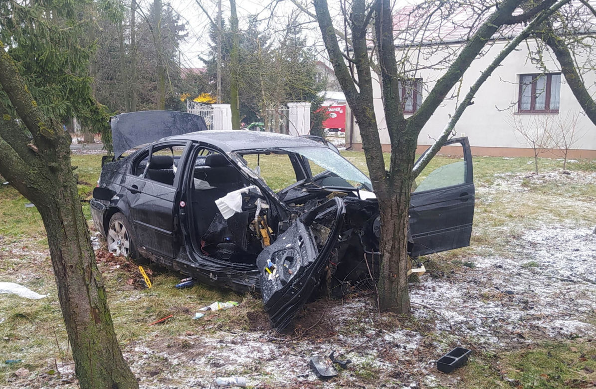 Drogowa makabra pod Siedlcami. Bmw walnęło w drzewo, auto rozpadło się na pół